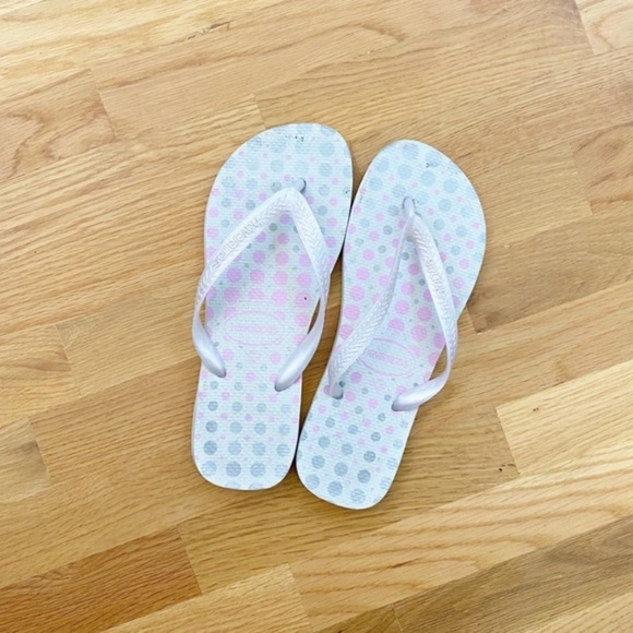 Havaianas Shoes - Havaianas White With Pink/Gray Print Flip Flops